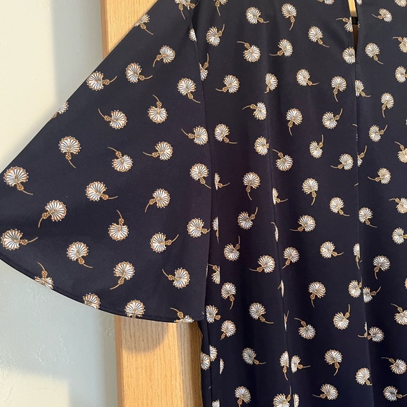 Ann Taylor Flowy Navy Patterned Blouse - Picture 10 of 10